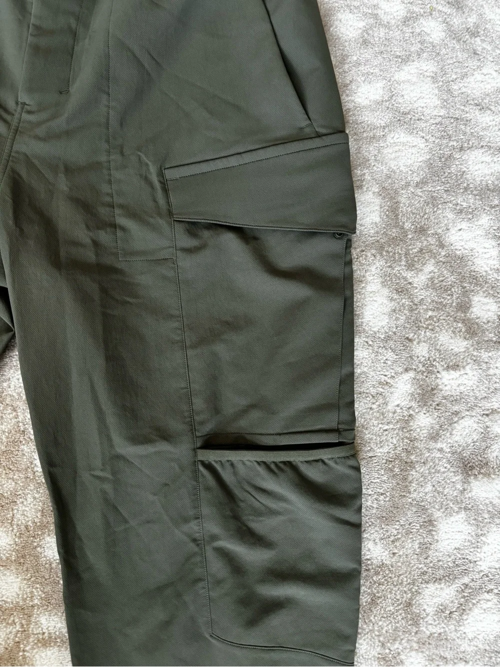 lululemon Men's Cargo pocket Joggers in medium Olive- NEW / Size 36